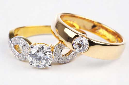 Gold- und Silberringe mit Edelsteinen und Diamanten
